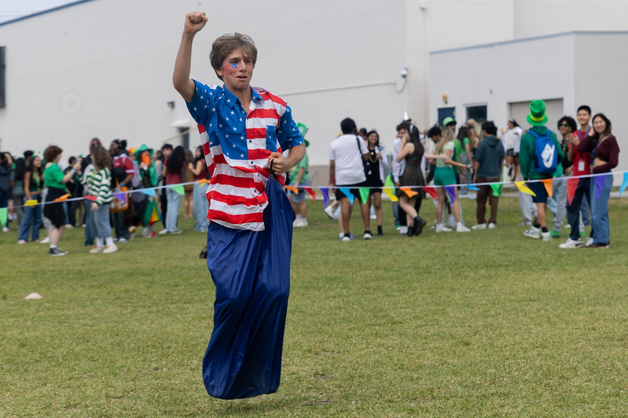 [BRIEF] Students Dunk Teachers During Field Day