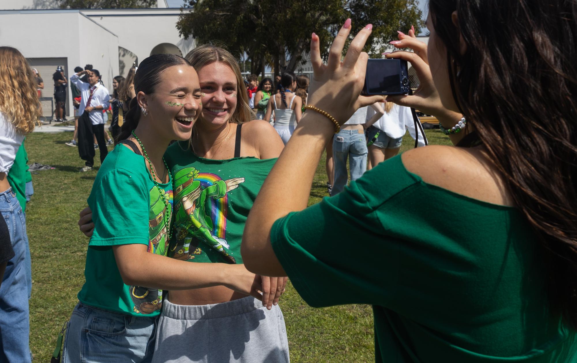 [BRIEF] Students Dunk Teachers During Field Day