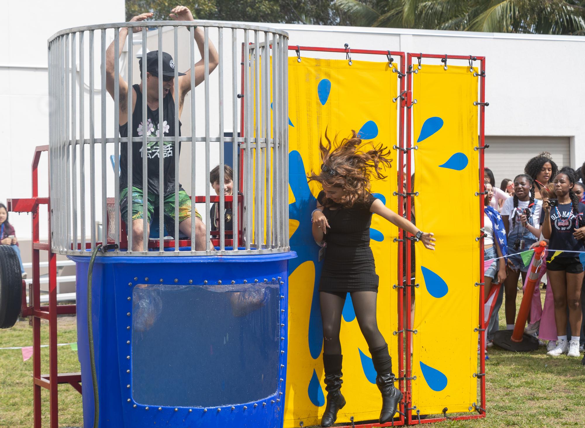 [BRIEF] Students Dunk Teachers During Field Day