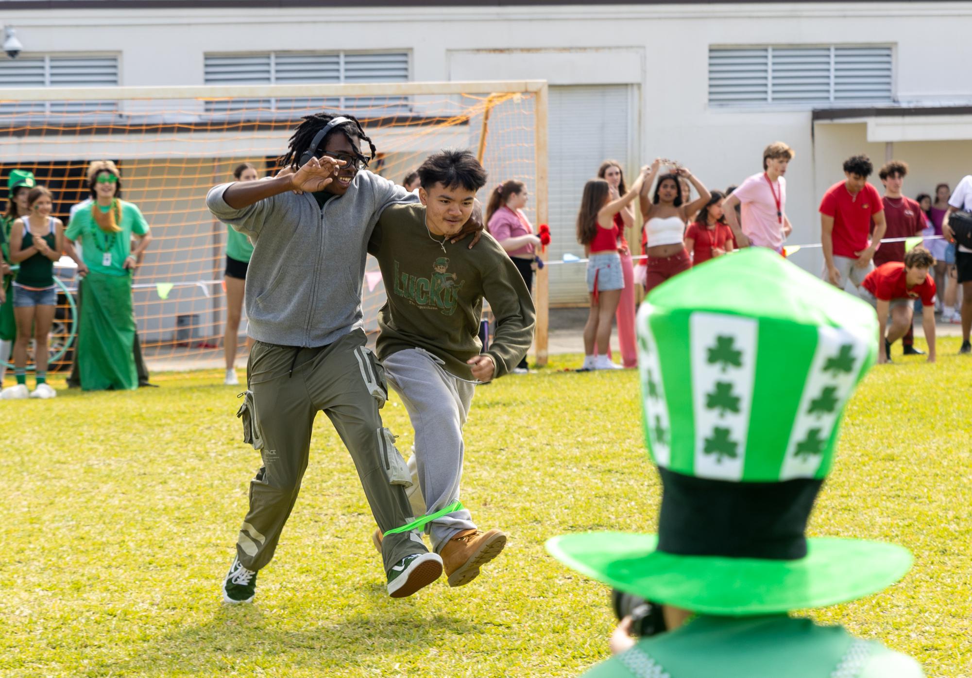 [BRIEF] Students Dunk Teachers During Field Day